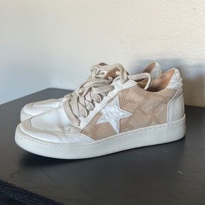 Cute comfy sneakers size 10. Great condition